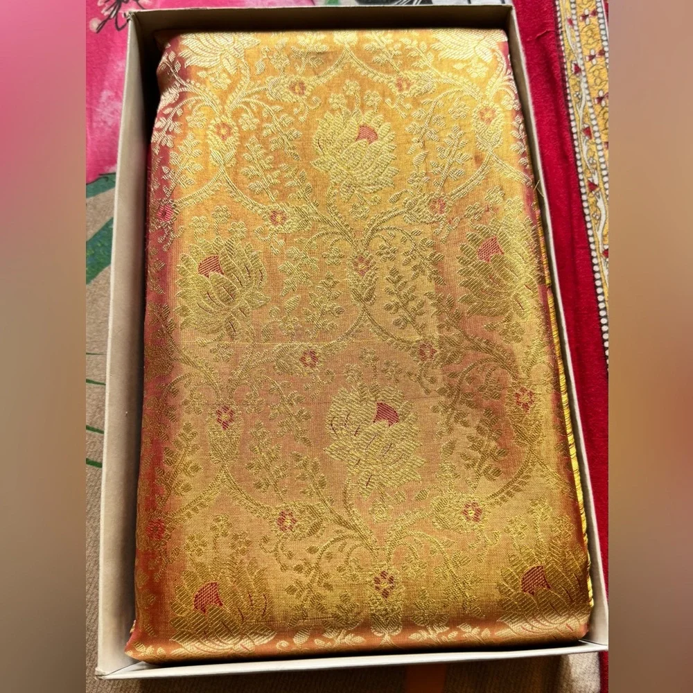 Stunning Pink/Peach and Gold Handwoven Kanjeevaram Silk and Pure Zari Saree - Picture 9 of 16